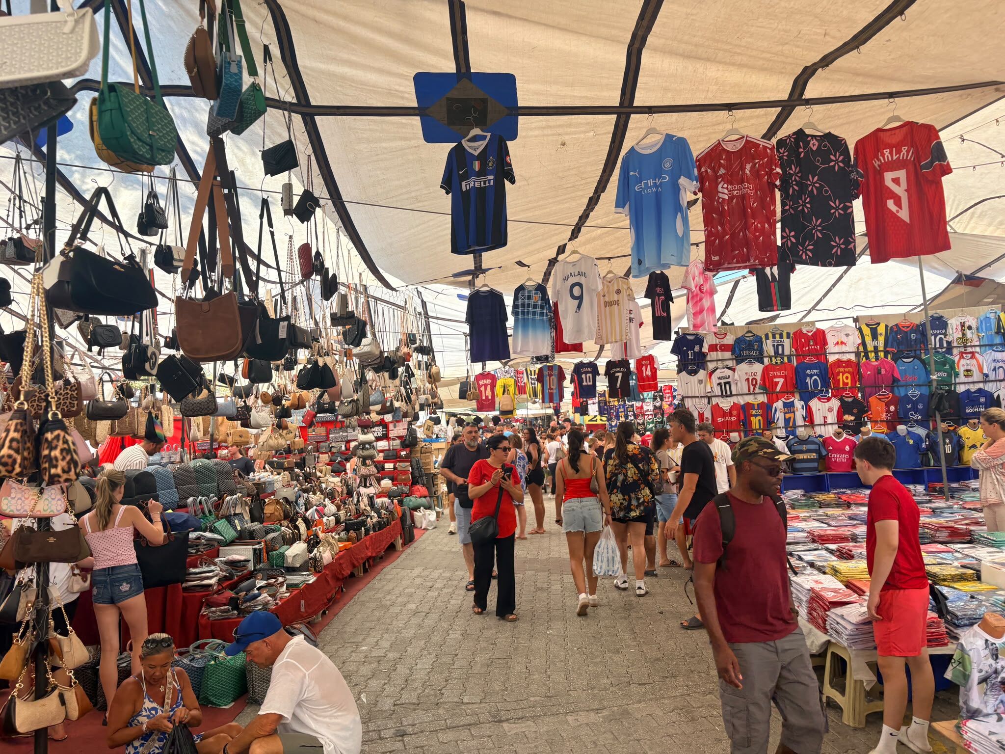 Fethiye Salı Pazarı’nda Yoğunluk Esnafın Yüzünü Güldürdü