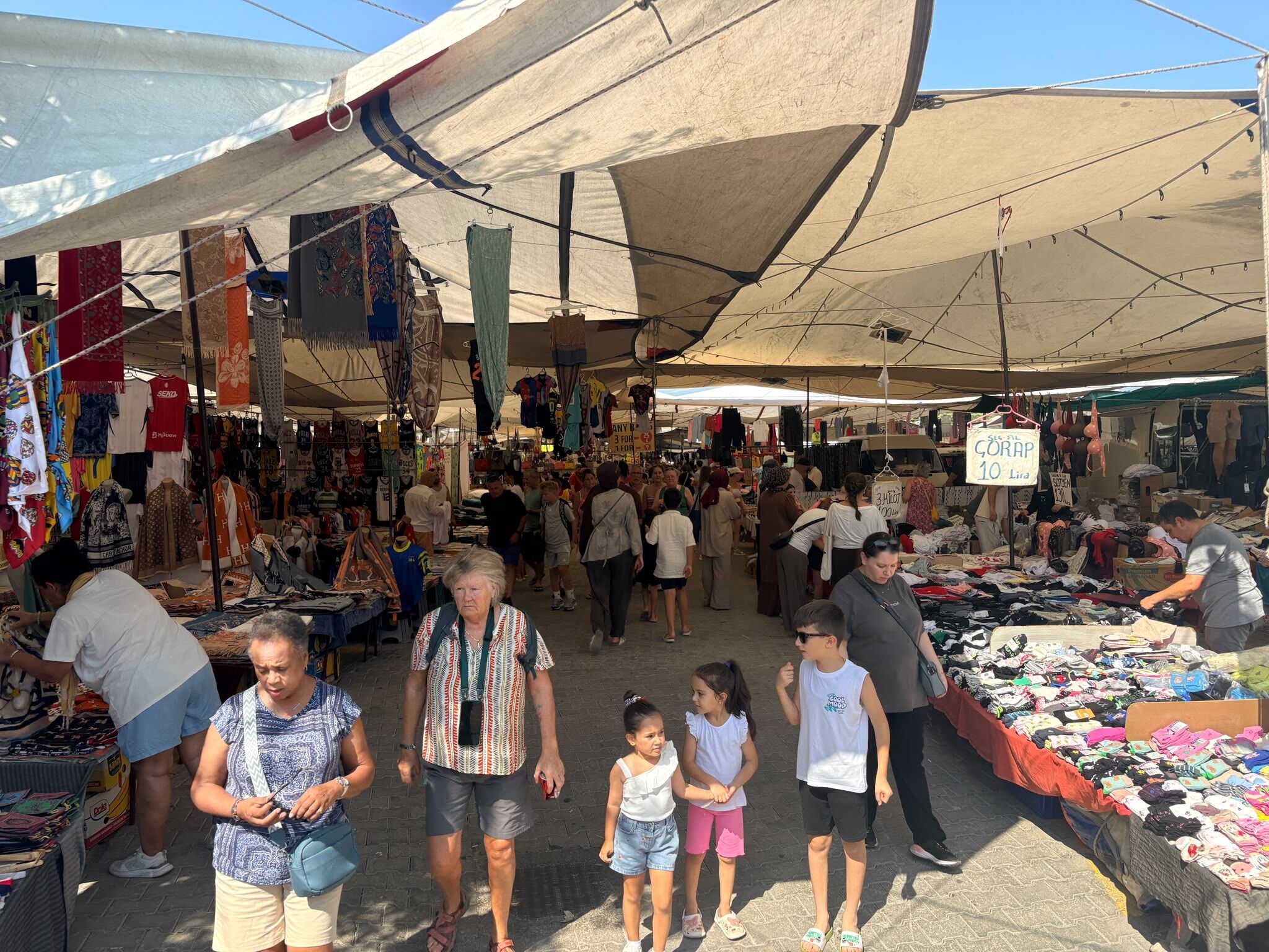 Fethiye Salı Pazarı’nda Yoğunluk Esnafın Yüzünü Güldürdü