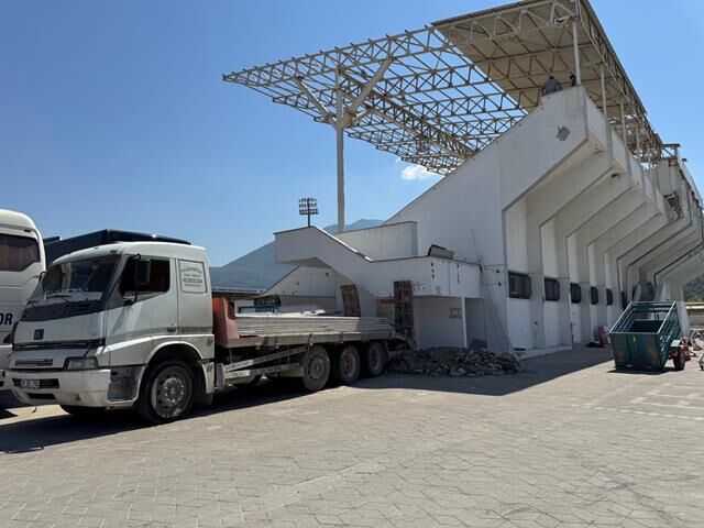 Fethiye Şehir Stadı Betonarme Tribününde Yıkım Başladı