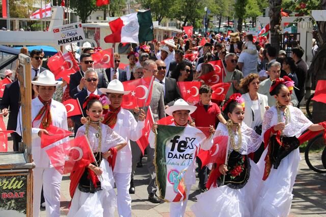 Fethiye'de 23 Nisan Kortej Ve Şöleni Büyük İlgi Gördü