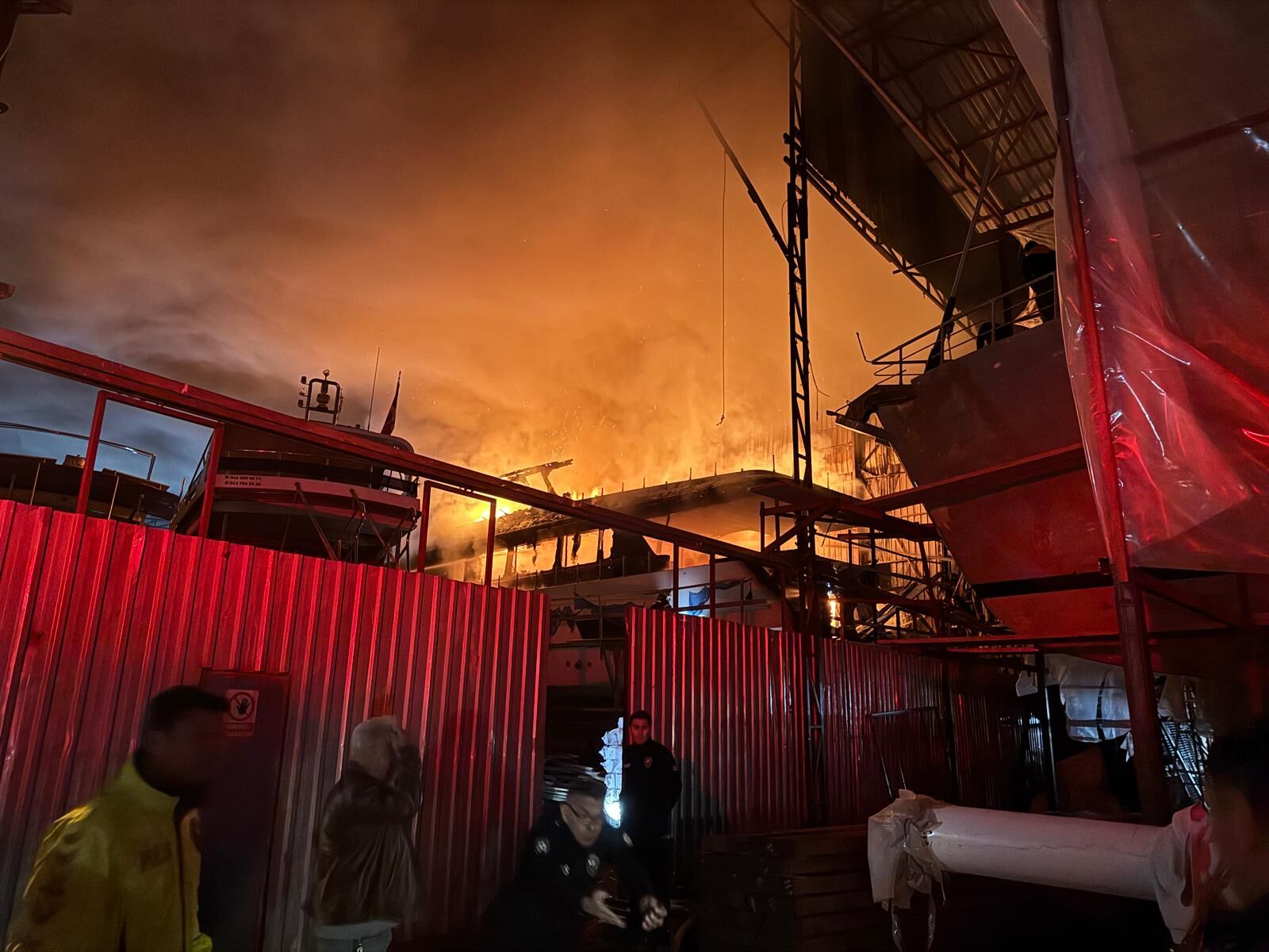 Fethiye'de Ahşap Tekne Alevlere Teslim Oldu