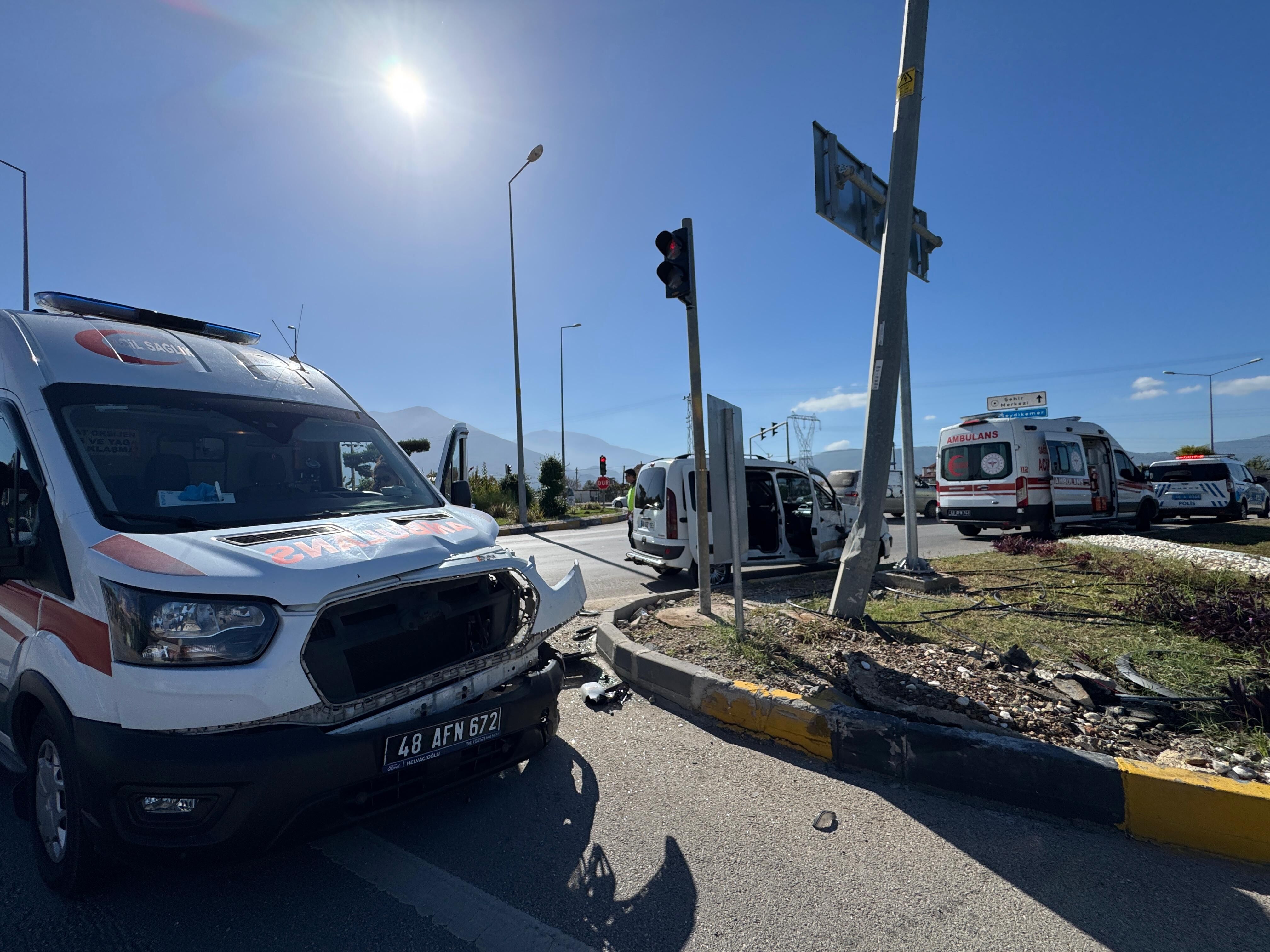 Fethiye’de Ambulansla Hafif Ticari Araç Çarpıştı: 2 Yaralı