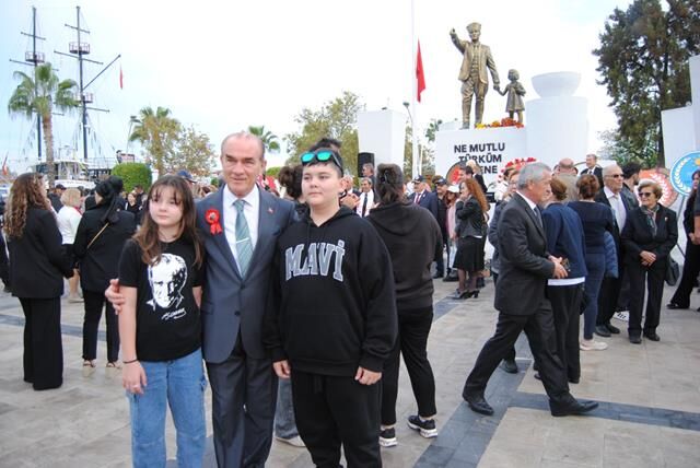 Fethiye'de Atatürk'e Benzeyen Kişiyle Fotoğraf Çektirme Yarışı Yaşandı