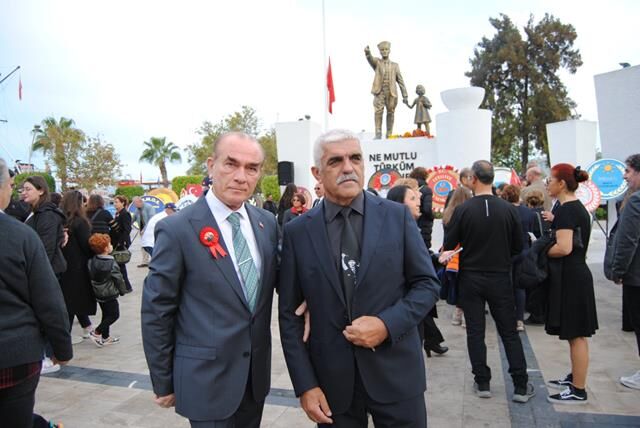 Fethiye'de Atatürk'e Benzeyen Kişiyle Fotoğraf Çektirme Yarışı Yaşandı