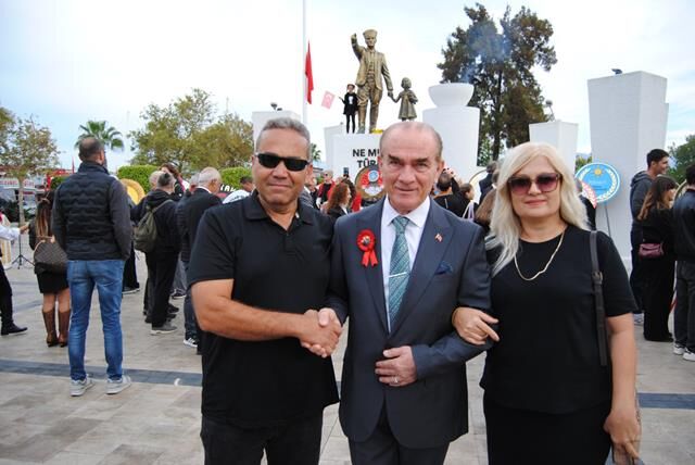 Fethiye'de Atatürk'e Benzeyen Kişiyle Fotoğraf Çektirme Yarışı Yaşandı