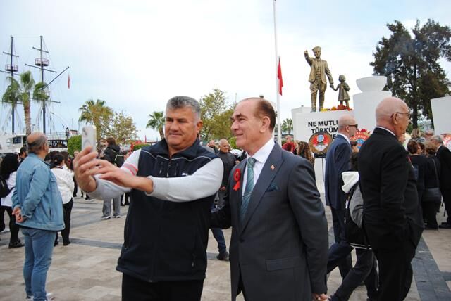 Fethiye'de Atatürk'e Benzeyen Kişiyle Fotoğraf Çektirme Yarışı Yaşandı