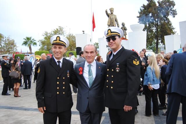 Fethiye'de Atatürk'e Benzeyen Kişiyle Fotoğraf Çektirme Yarışı Yaşandı