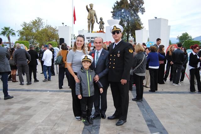 Fethiye'de Atatürk'e Benzeyen Kişiyle Fotoğraf Çektirme Yarışı Yaşandı