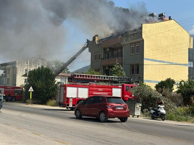 Fethiye’de Çatı Katı Alevlere Teslim Oldu