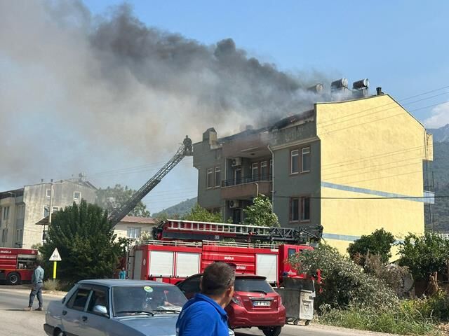 Fethiye’de Çatı Katı Alevlere Teslim Oldu