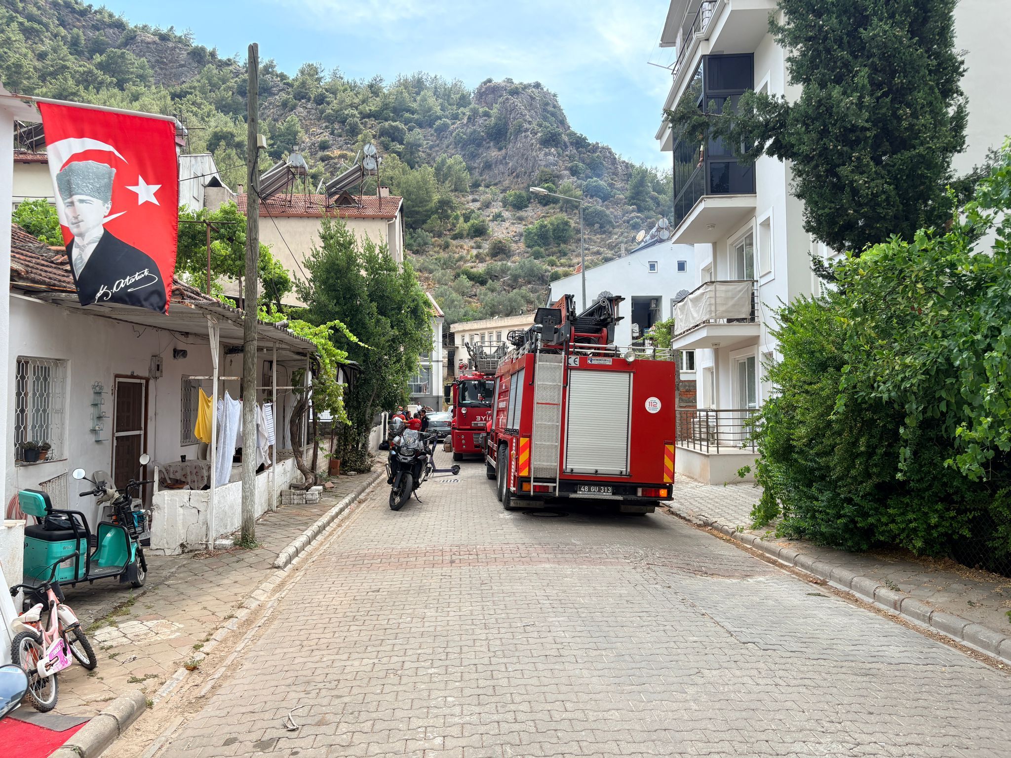 Fethiye’de Çatıda Tehlikeli Eylem: Kiremit Attı, Binayı Yakmaya Kalkıştı