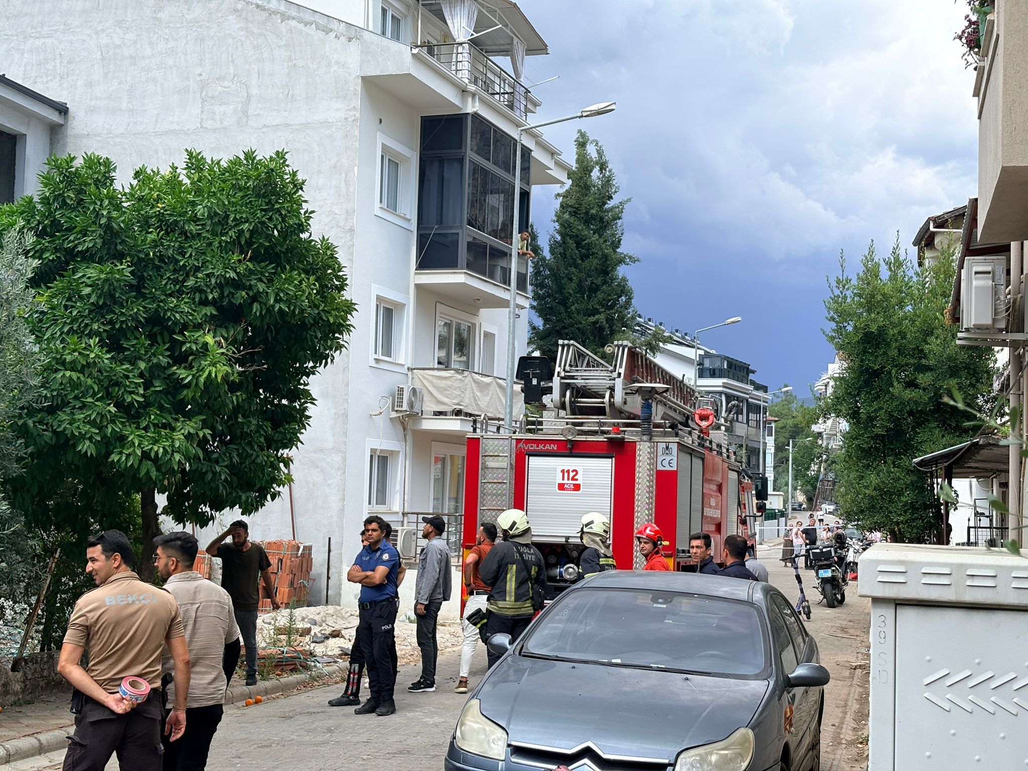Fethiye’de Çatıda Tehlikeli Eylem: Kiremit Attı, Binayı Yakmaya Kalkıştı