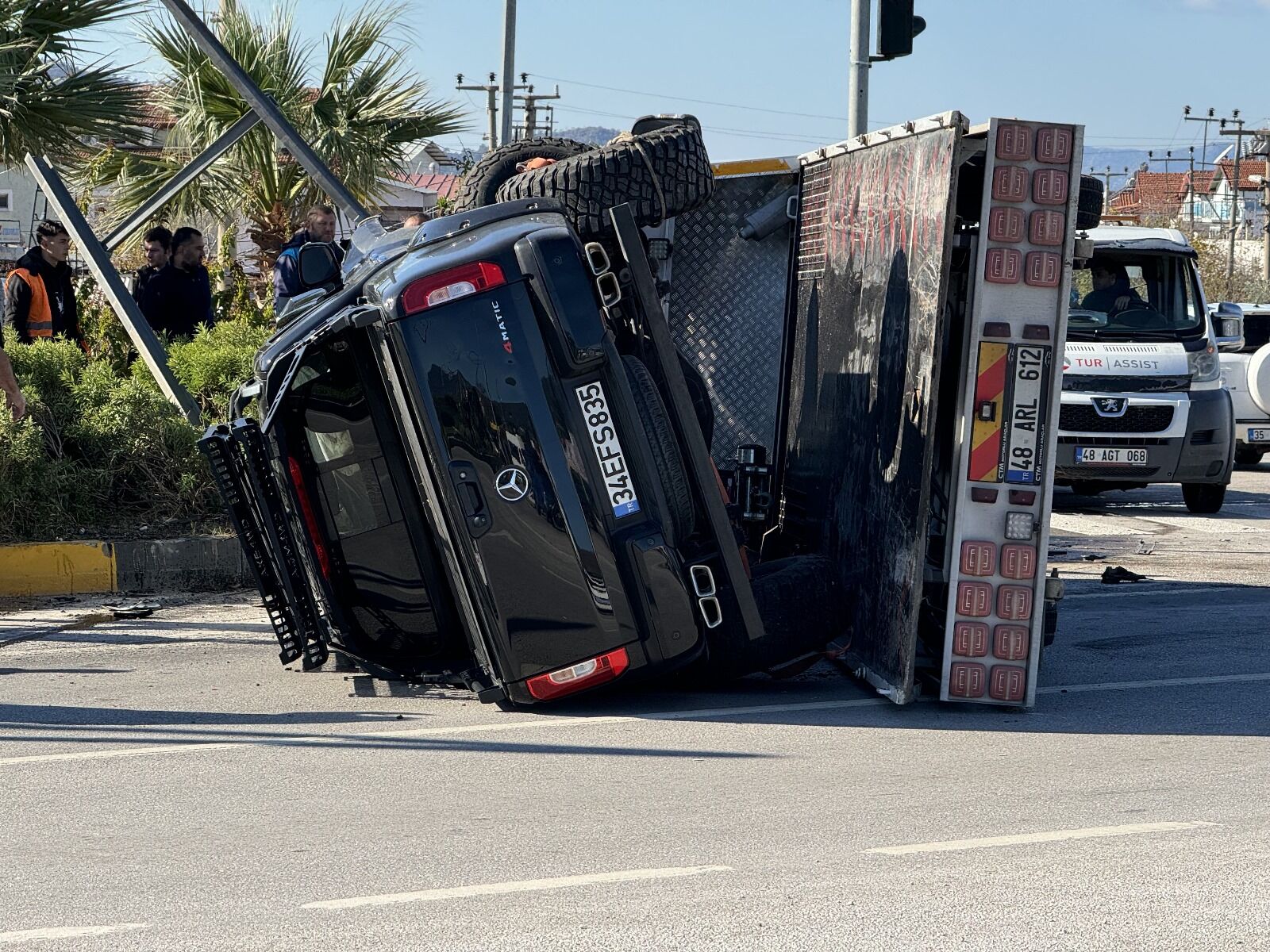 Fethiye’de Çekiciye Çarpan Otomobilde 3 Kişi Yaralandı