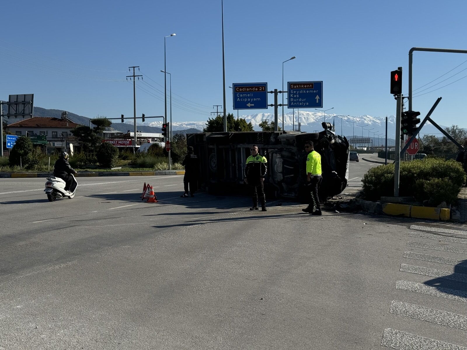 Fethiye’de Çekiciye Çarpan Otomobilde 3 Kişi Yaralandı