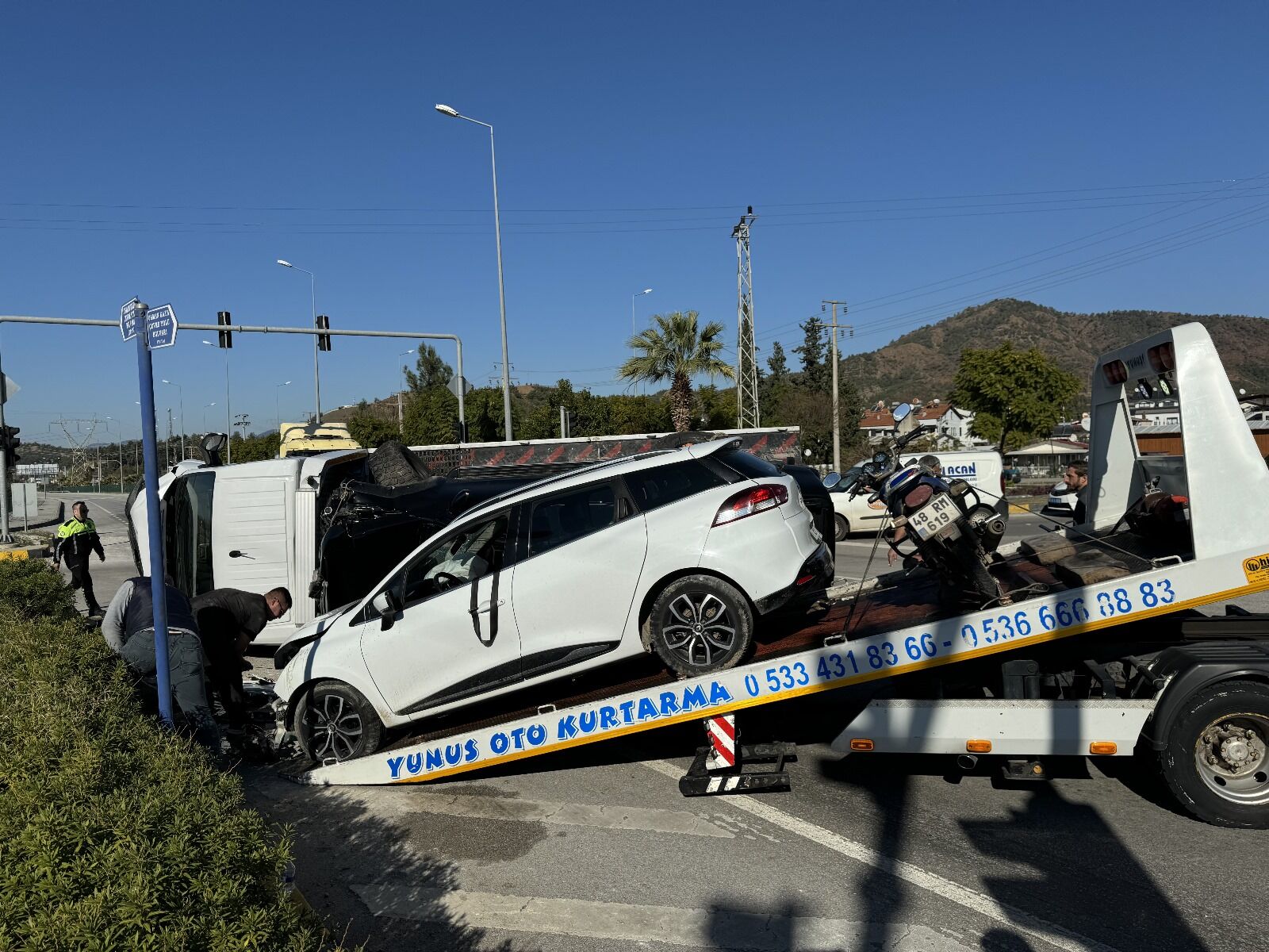 Fethiye’de Çekiciye Çarpan Otomobilde 3 Kişi Yaralandı