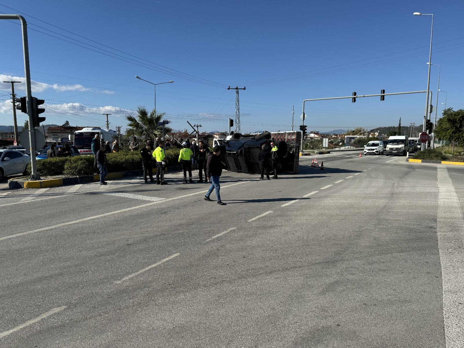 Fethiye’de Çekiciye Çarpan Otomobilde 3 Kişi Yaralandı