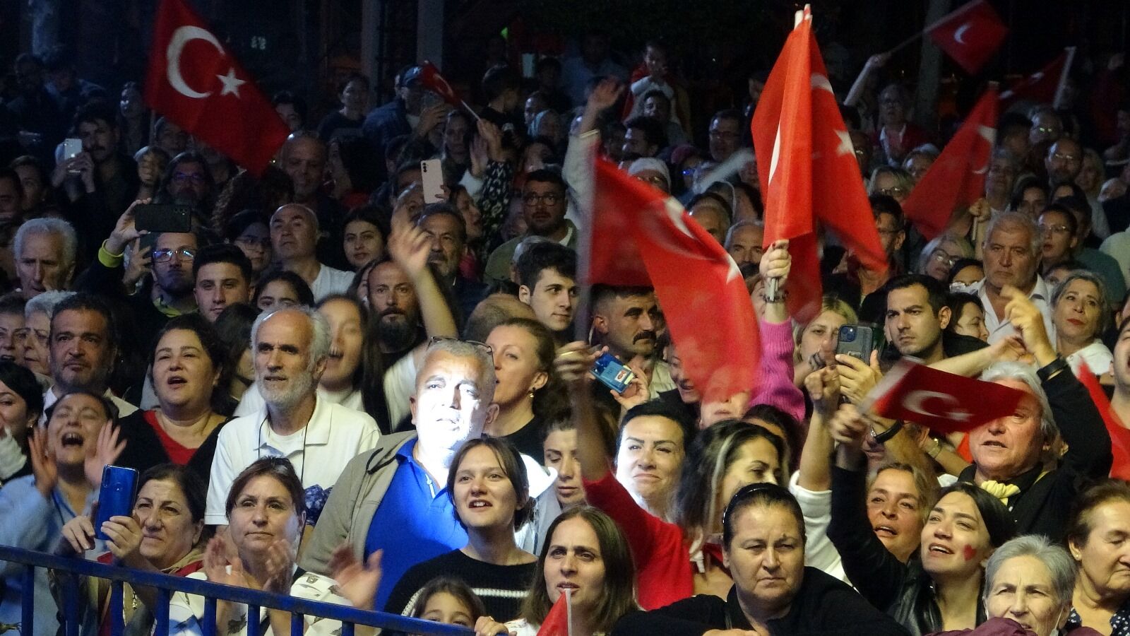 Fethiye'de Cumhuriyet Coşkusu Kurtalan Ekspres Konseriyle Zirveye Çıktı