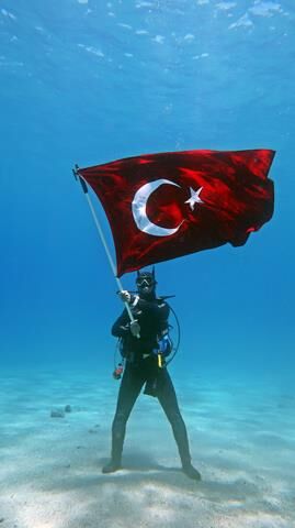Fethiye'de Dalgıçlar "19 Mayıs'ı’’ Deniz Altında Kutladı
