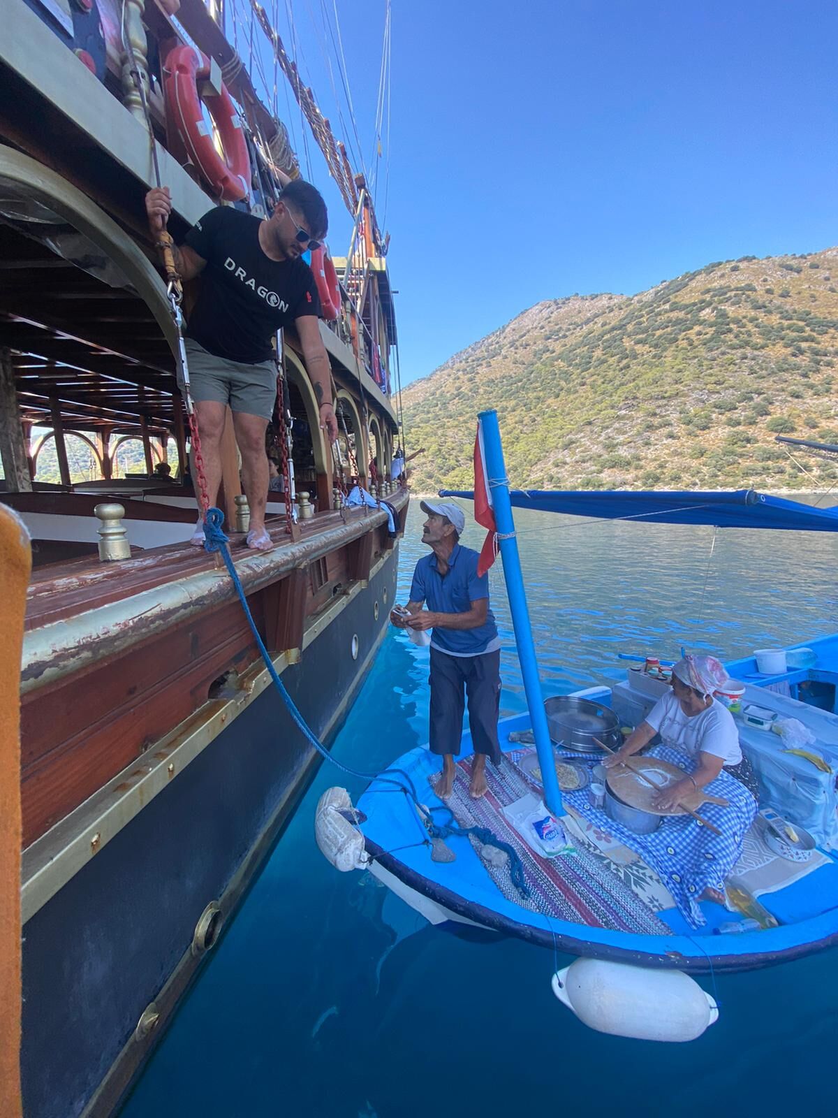 Mavi Yolculukla Gelen Ünlülere De Sac Böreği Sattılar