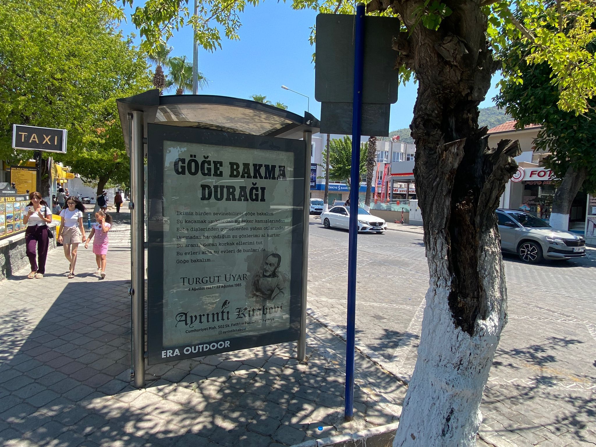 Fethiye’de Dolmuş Bekleyenlere Şiir Sürprizi