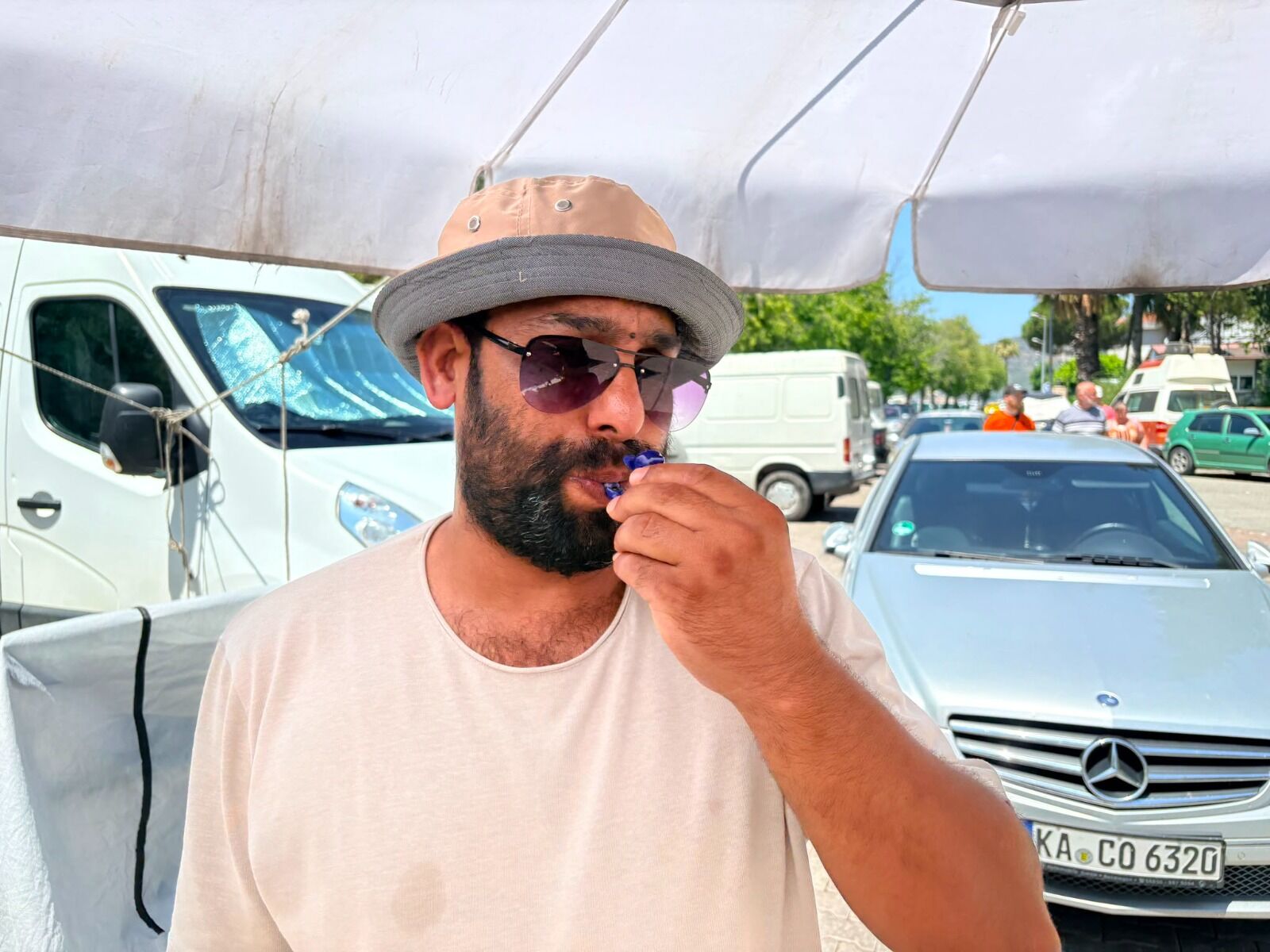 Fethiye’de Düdükle Kuş Sesi Çıkarıyor, Turistlerin İlgisini Topluyor