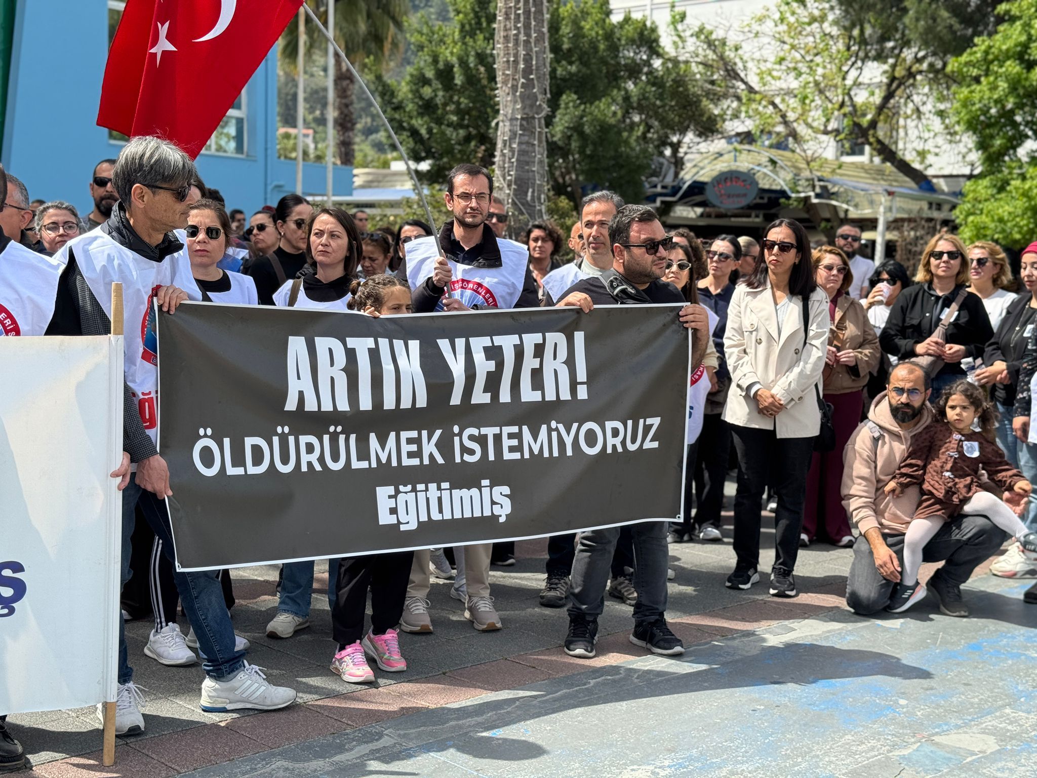 Fethiye'de Eğitim Sendikalarından İş Bırakma Eylemi