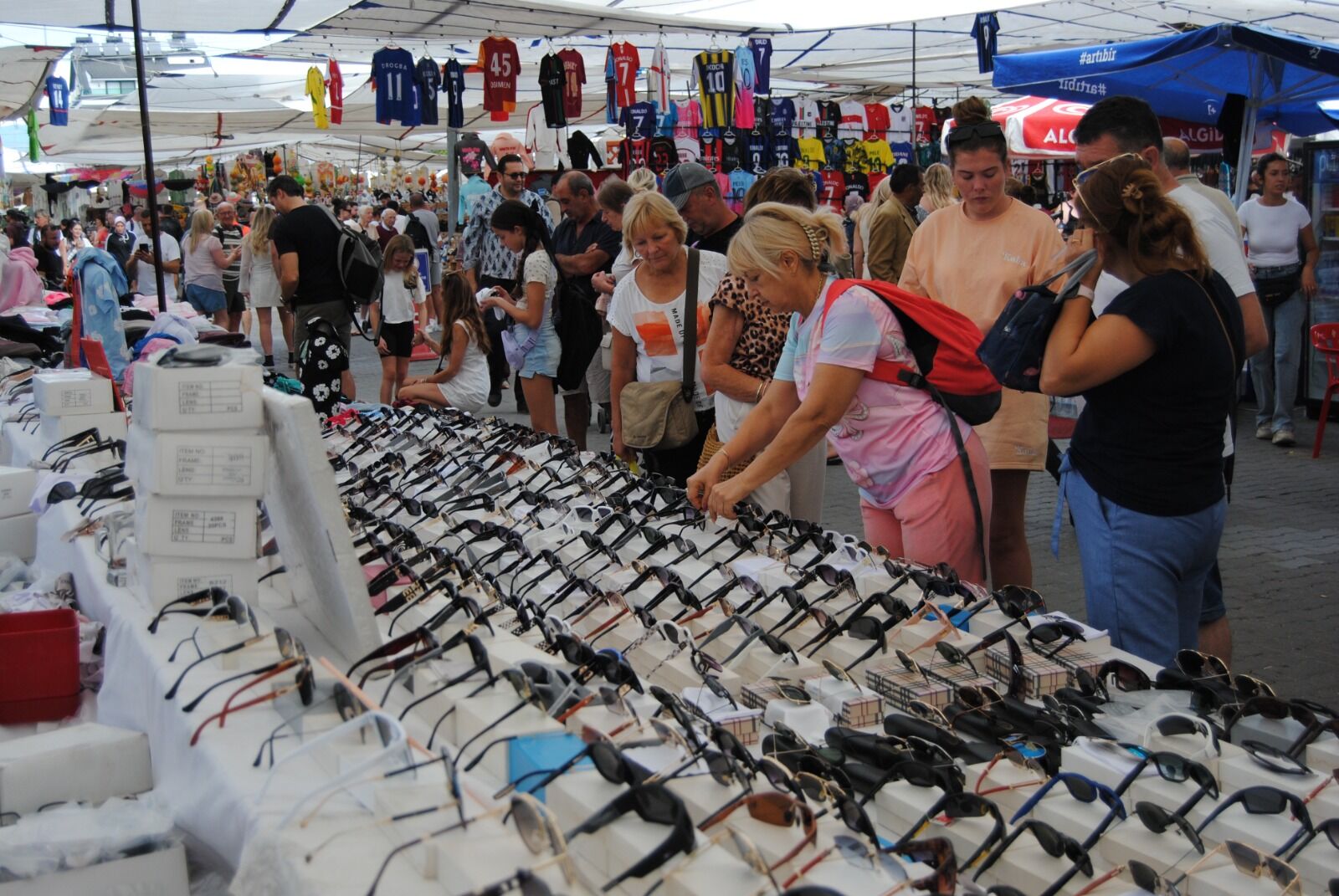 Fethiye’de Ekim Ayında Pazarda Turist Yoğunluğu