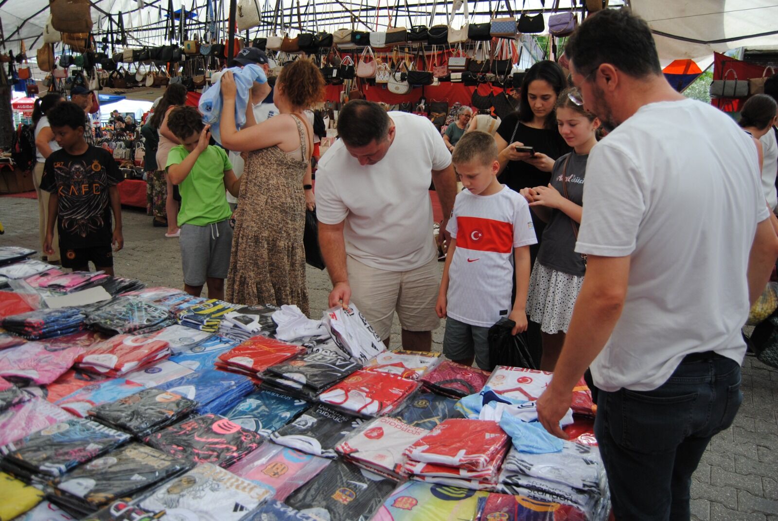Fethiye’de Ekim Ayında Pazarda Turist Yoğunluğu
