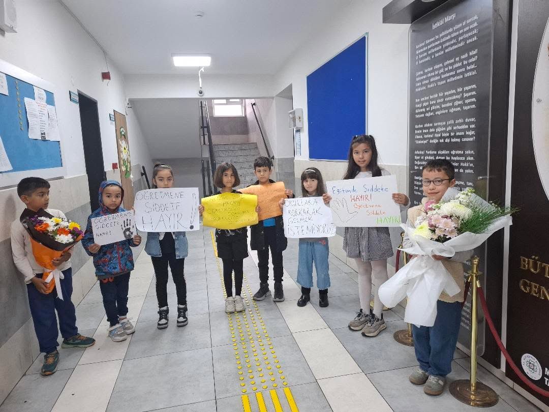 Fethiye’de Enzel Öğretmene Anlamlı Destek: “Öğretmene Şiddete Hayır”
