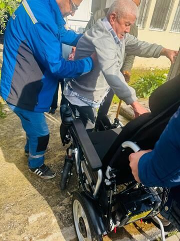 Fethiye’de Felç Geçiren Adama Akülü Sandalye Hediye Edildi