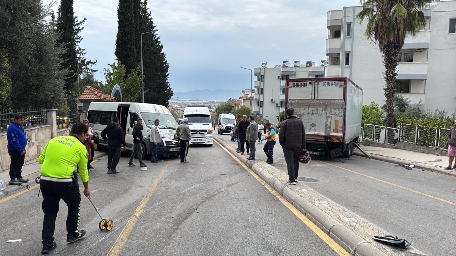 Fethiye’de Freni Patlayan Kamyon Öğrenci Servisine Çarptı