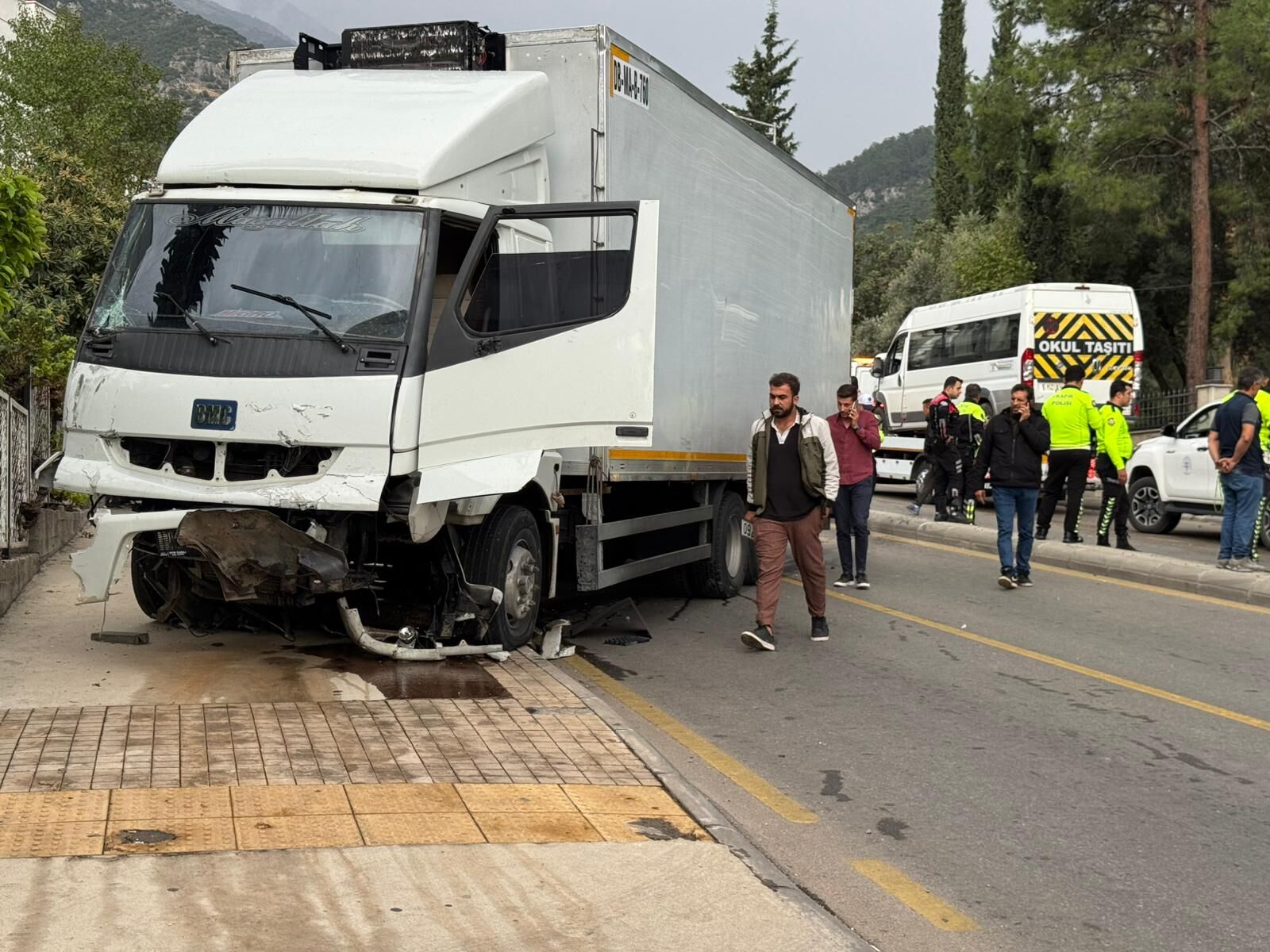 Fethiye’de Freni Patlayan Kamyon Öğrenci Servisine Çarptı