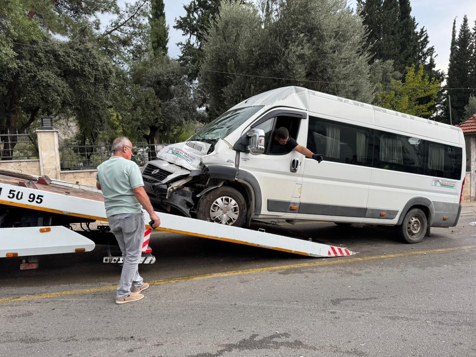 Fethiye’de Freni Patlayan Kamyon Öğrenci Servisine Çarptı