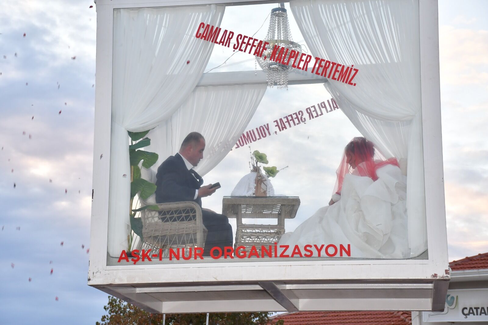 Fethiye’de Gelin Ve Damat Cam Vitrinde