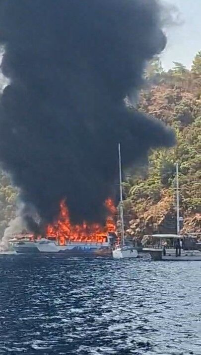 Fethiye’de Gezi Teknesi Alev Aldı: 115 Kişi Denize Atladı