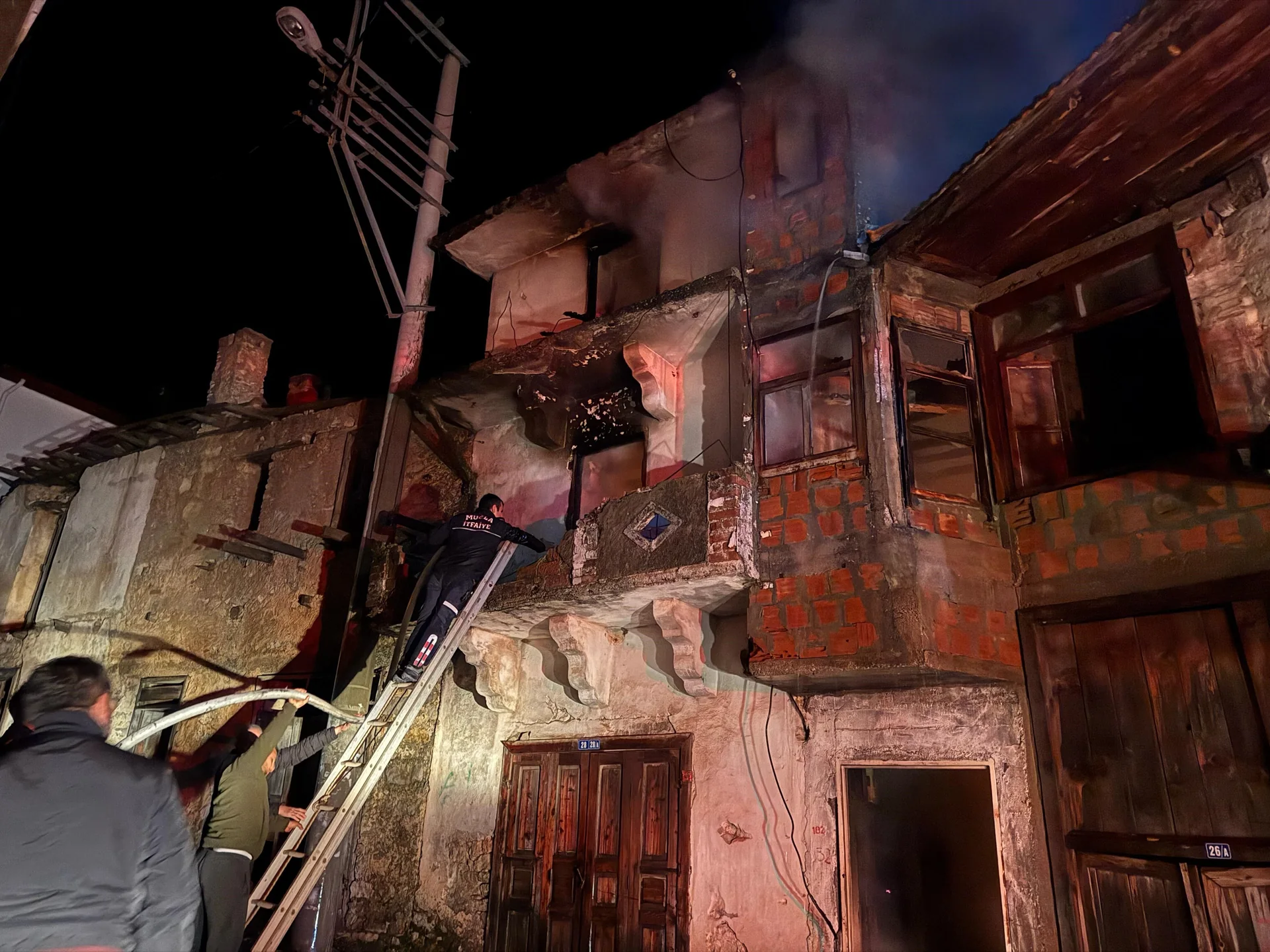 Fethiye’de İki Katlı Ev Alevlere Teslim Oldu