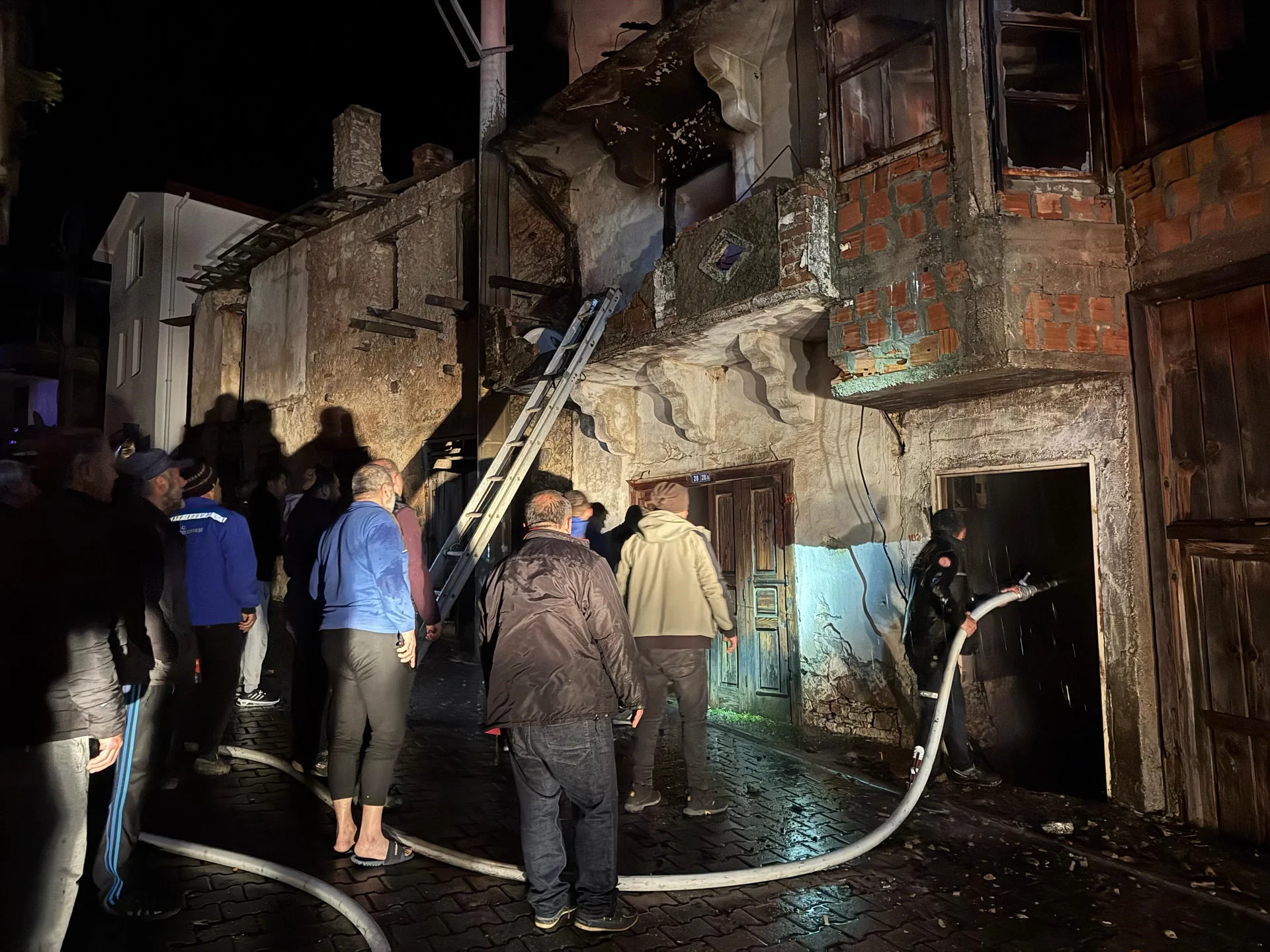 Fethiye’de İki Katlı Ev Alevlere Teslim Oldu