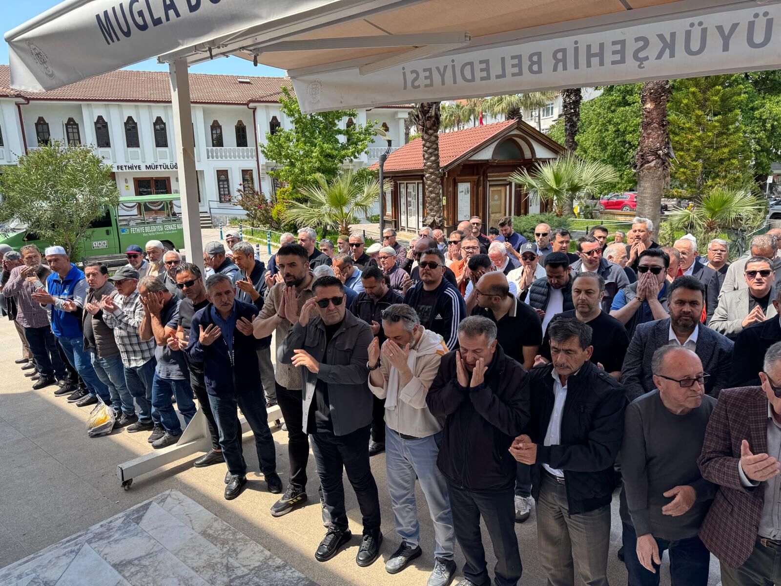 Fethiye'de İmar Müdürü Korhan Şaröz'ün Annesi Son Yolculuğuna Uğurlandı