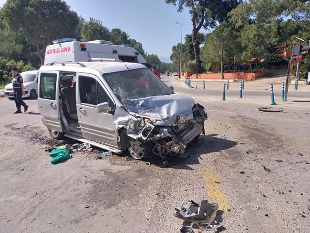 Fethiye’de Kamyonet ile Kamyon Çarpıştı; 2 Yaralı