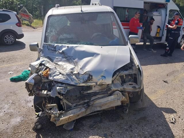 Fethiye’de Kamyonet ile Kamyon Çarpıştı; 2 Yaralı