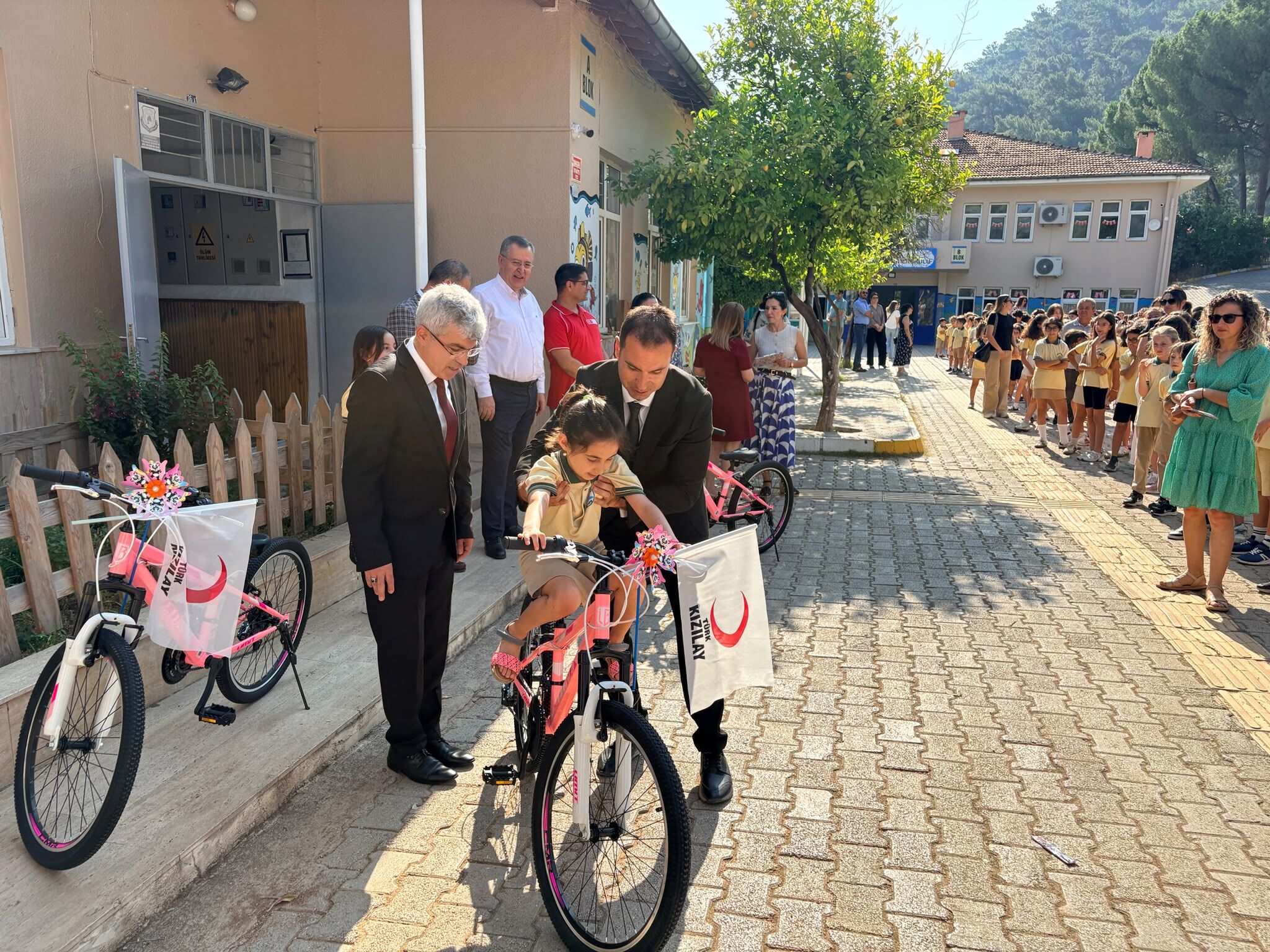 FTSO’dan Fethiye’de Kan Bağışını Teşvik Eden 3 Öğrenciye Bisiklet Hediyesi
