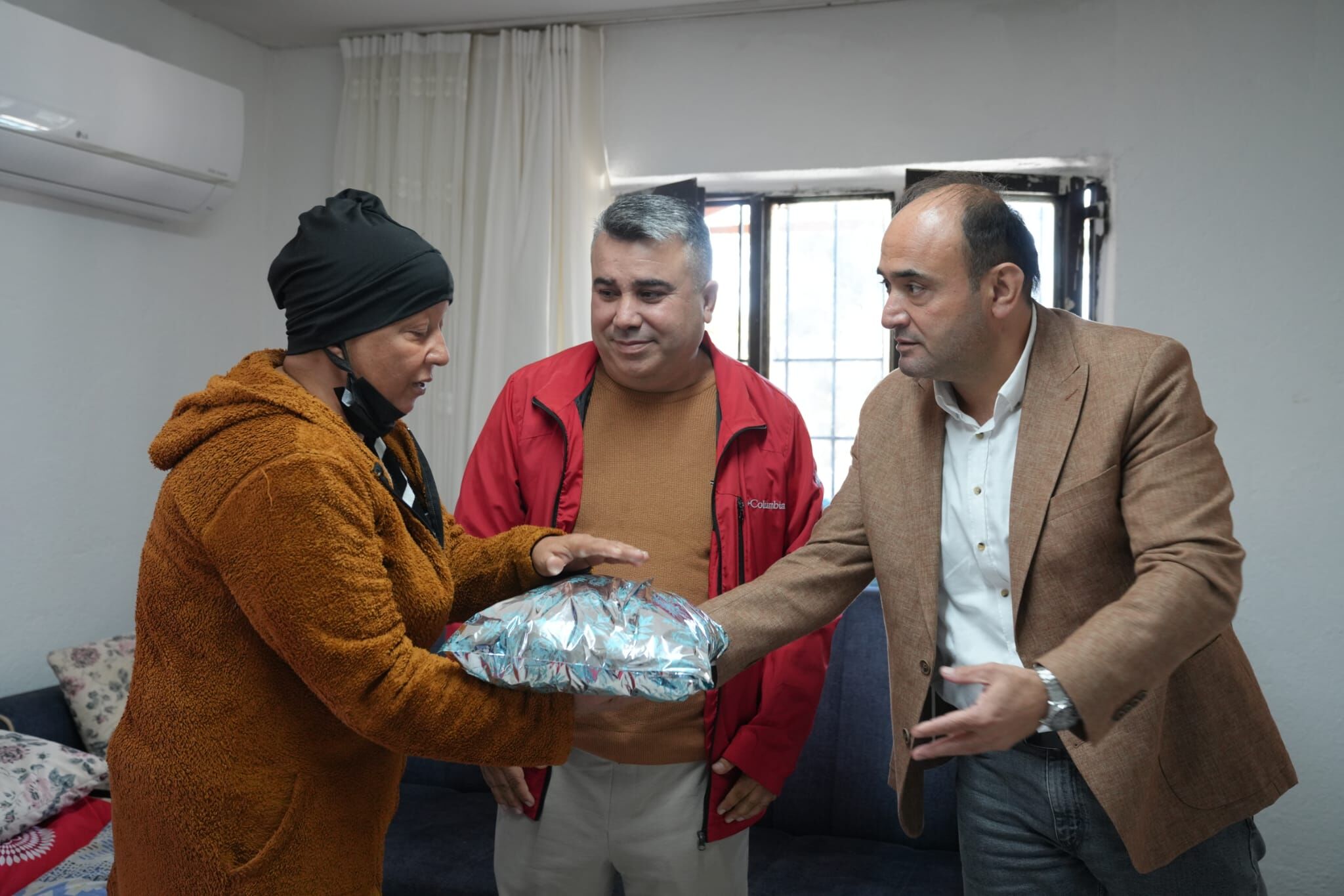 Fethiye’de Kanserle Mücadele Eden Kadına Moral Ziyareti