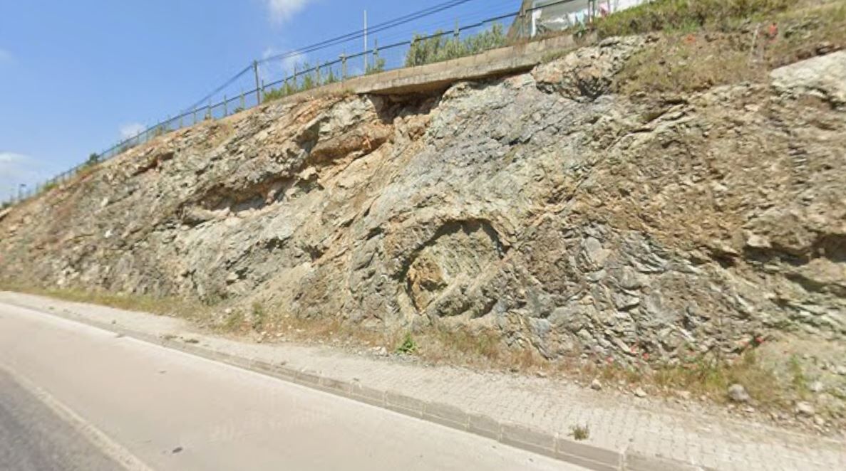Fethiye’de Karagedik’te Yol Çöktü: İki Aracın Lastiği Patladı
