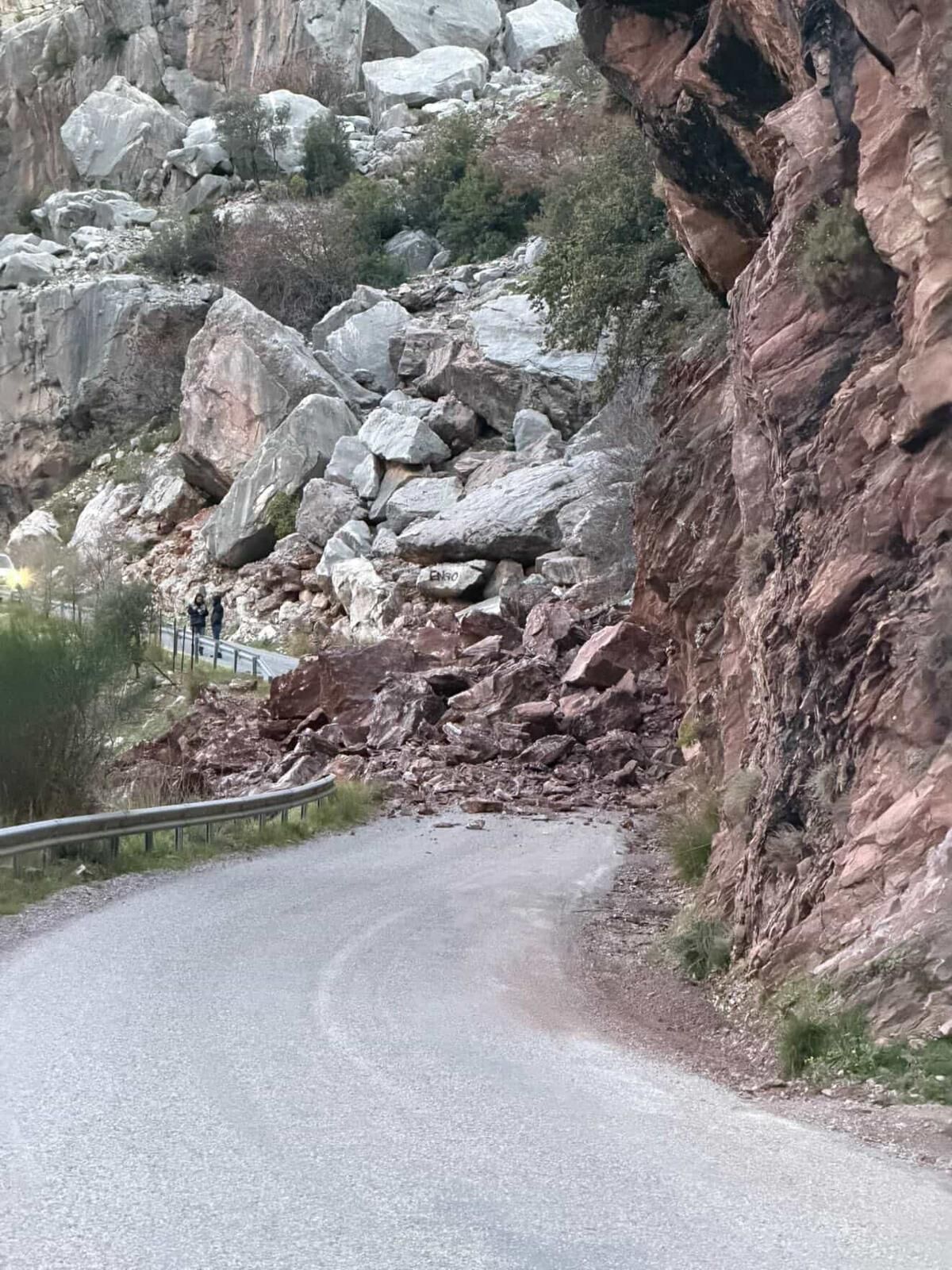 Fethiye’de Kaya Düşmesi: Faralya Yolu Ulaşıma Kapandı