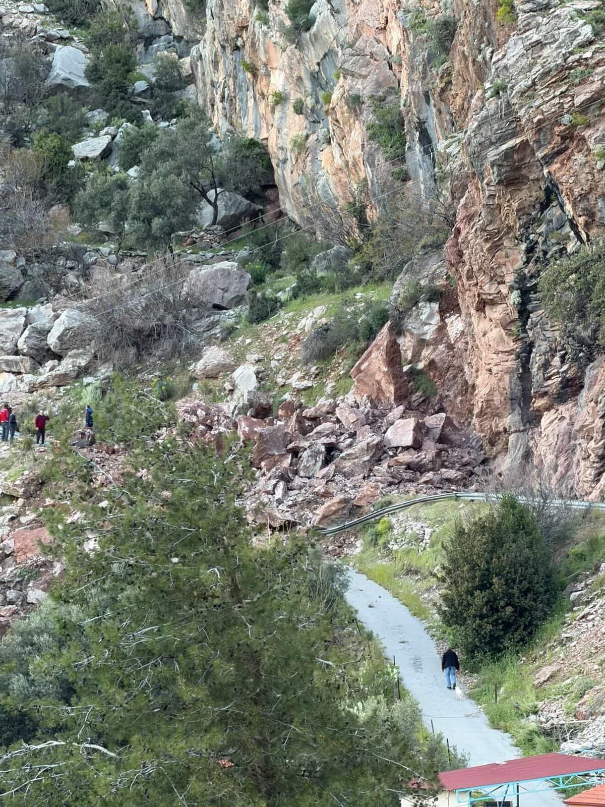 Fethiye’de Kaya Düşmesi: Faralya Yolu Ulaşıma Kapandı