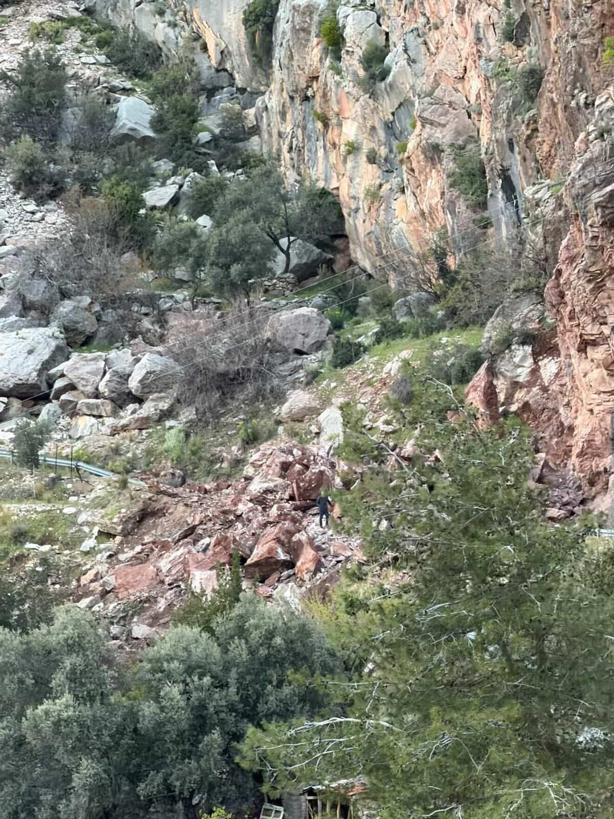 Fethiye’de Kaya Düşmesi: Faralya Yolu Ulaşıma Kapandı