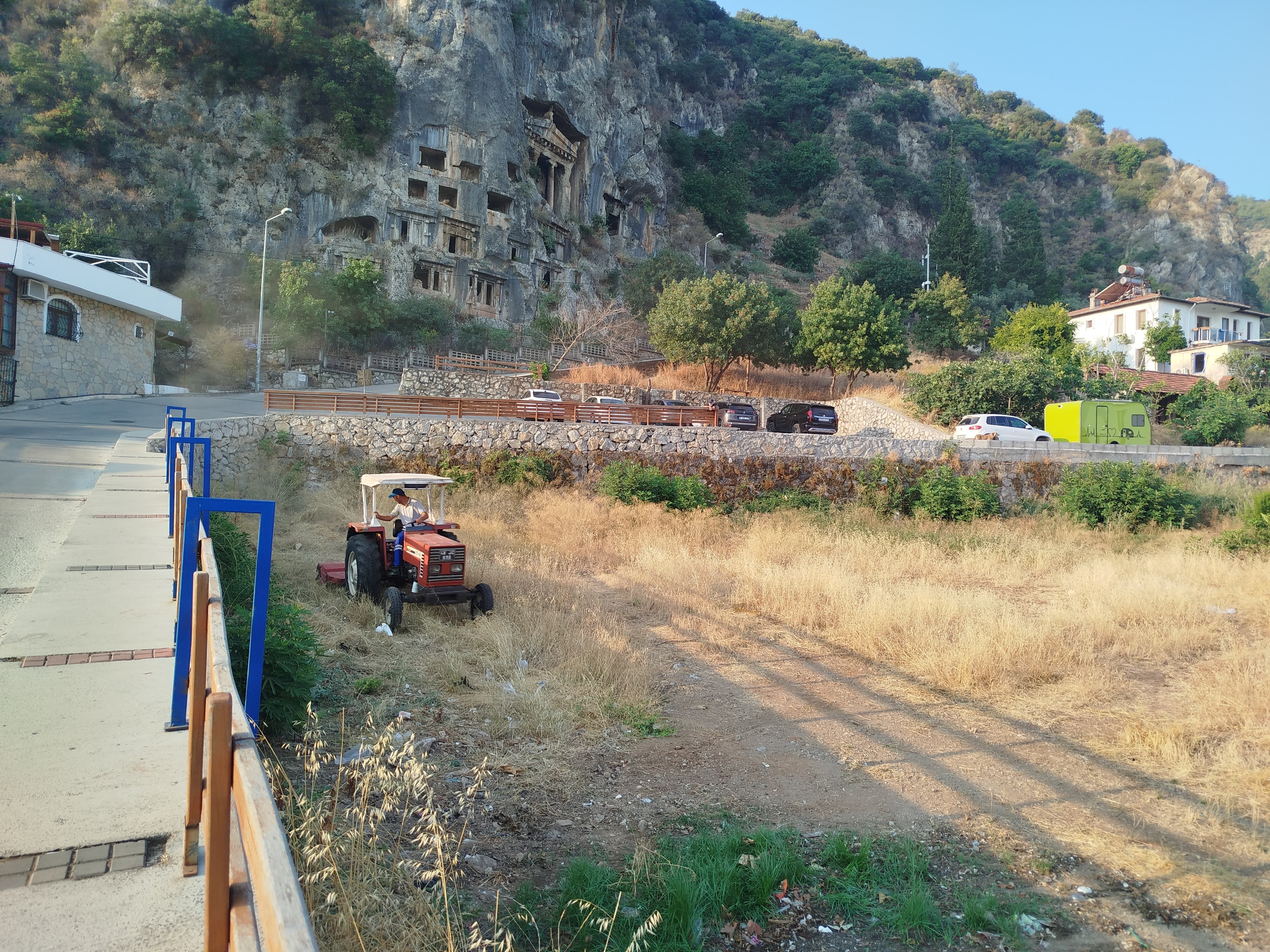 Fethiye'de Kaya Mezarları Çevresi Temizlendi