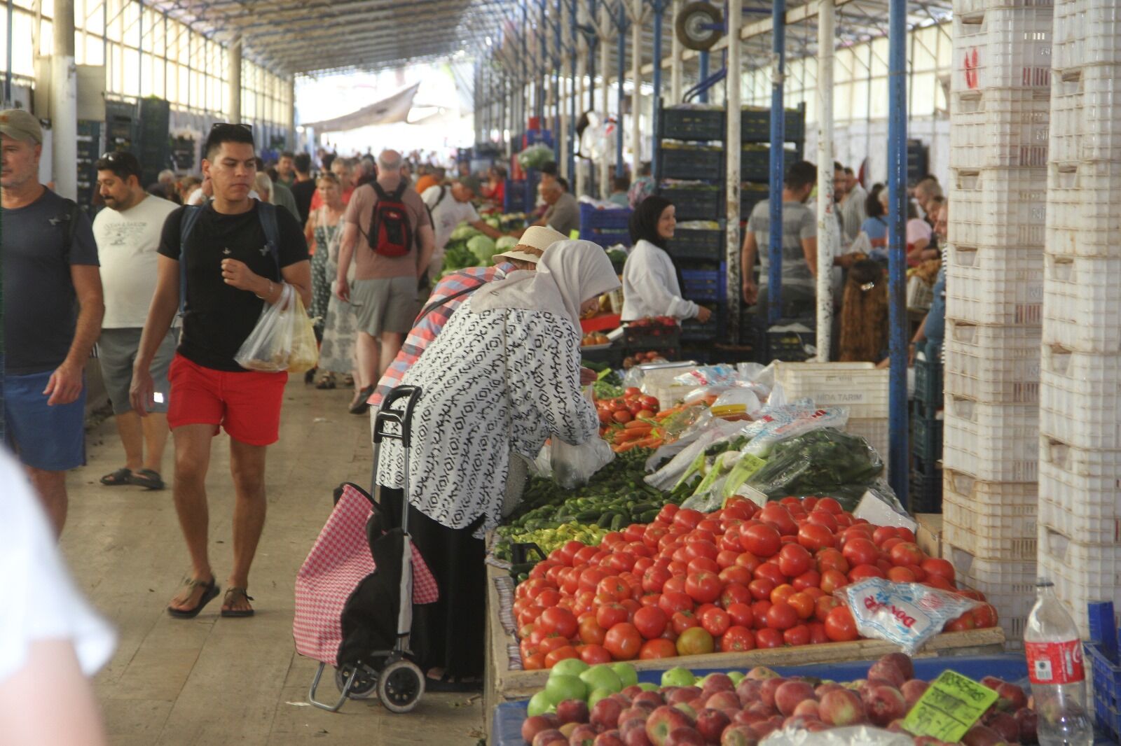 Fethiye’de Kış Meyve ve Sebze Fiyatları Tezgahlarda Yerini Aldı