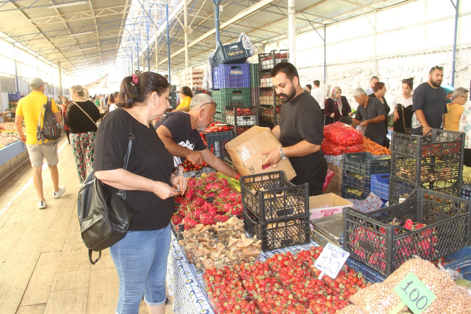 Fethiye’de Kış Meyve ve Sebze Fiyatları Tezgahlarda Yerini Aldı