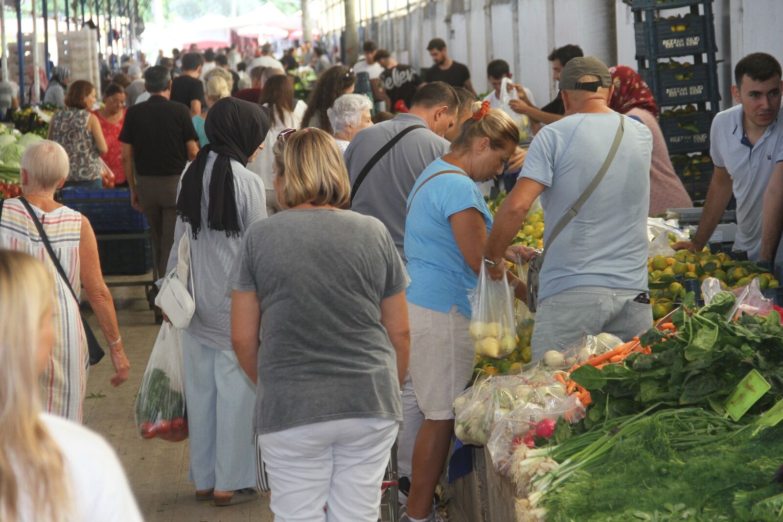 Fethiye’de Kış Meyve ve Sebze Fiyatları Tezgahlarda Yerini Aldı